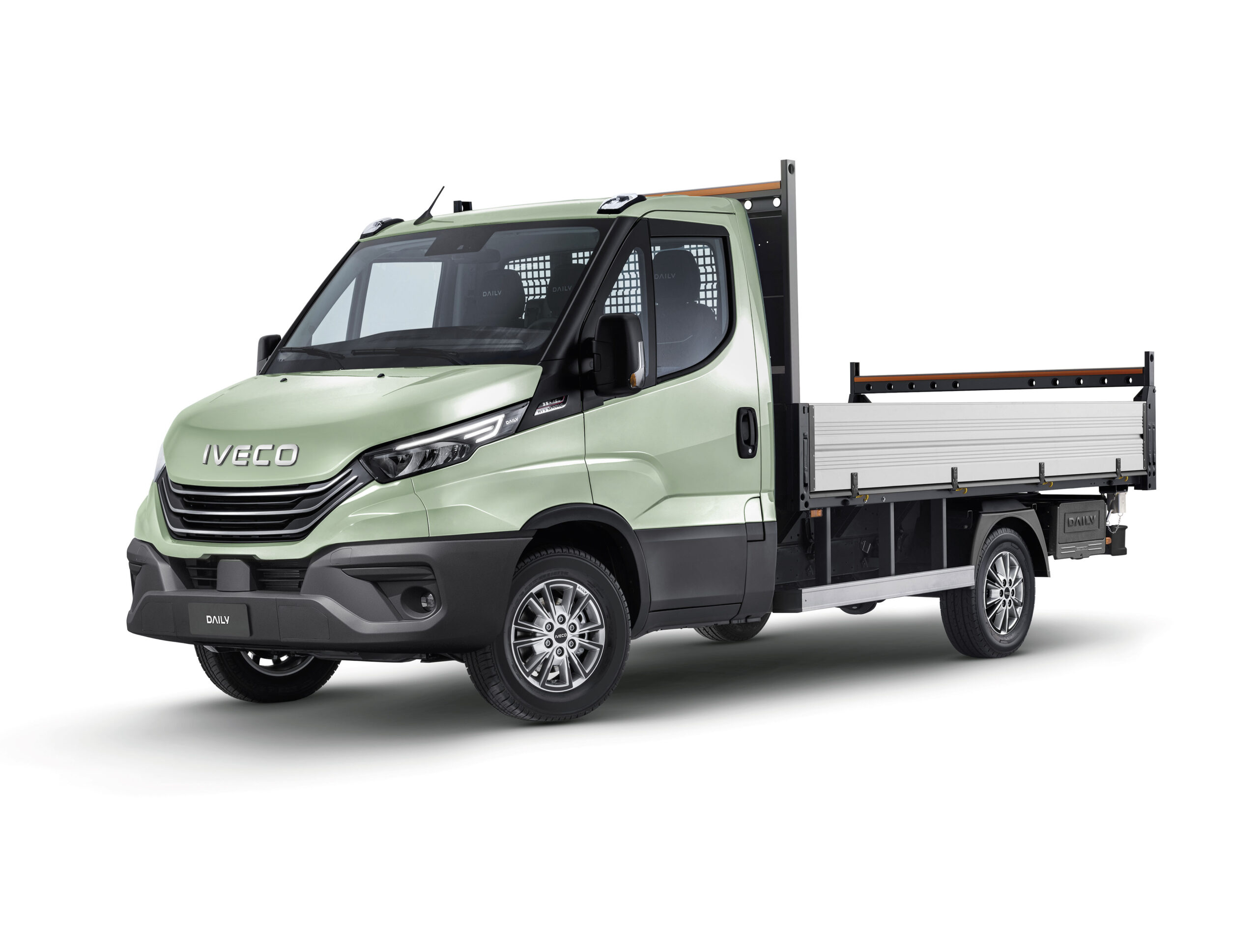 Daily_cab_MY22_3-4_Tipper_SW_LHD.eps