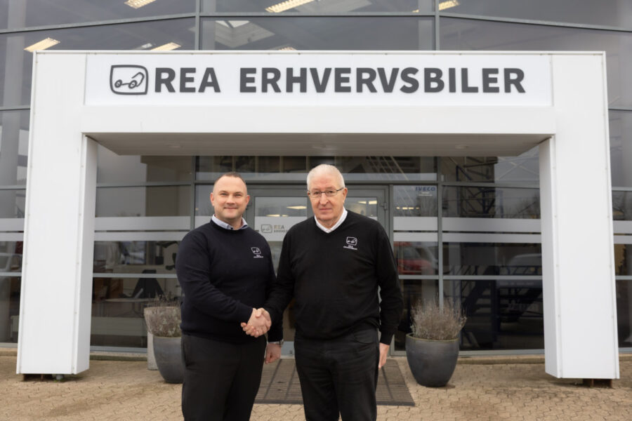 Fra venstre: Lars Østergaard og adm. direktør Gert Hansen foran afdelingen i Odense